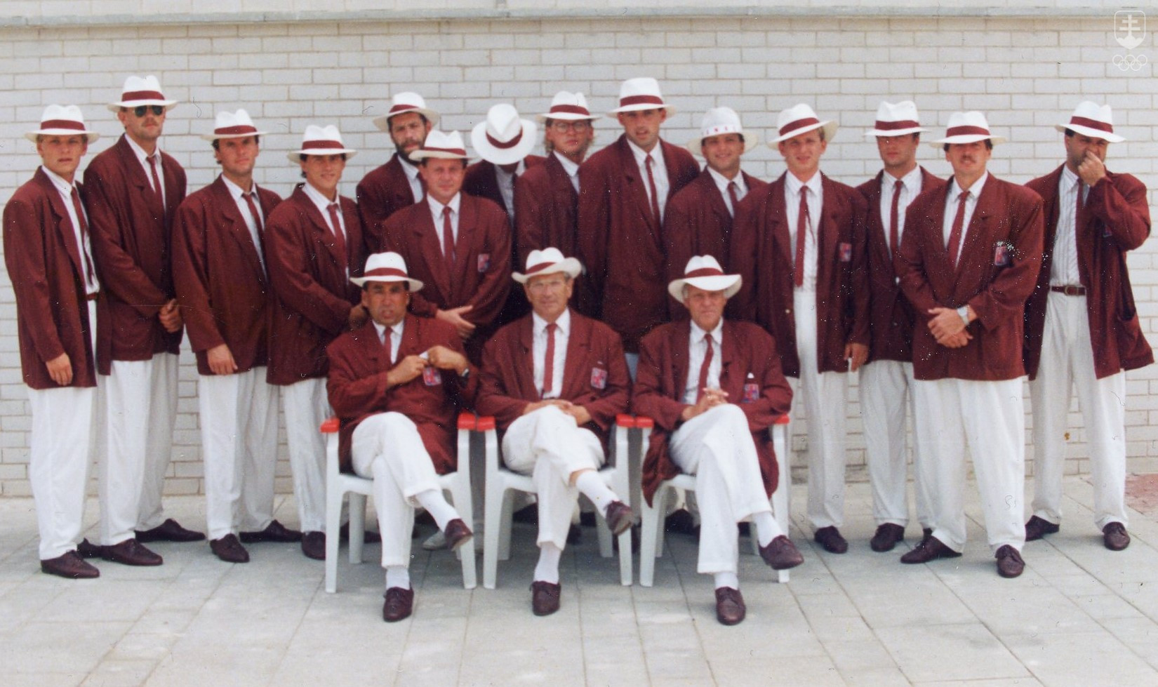 Vodnopólové družstvo Slovenska na OH 1992 v Barcelone tvorili samí Slováci. Roman Poláčikä na fotografii v druhom rade v strede vyčnieva najvyššou postavou.