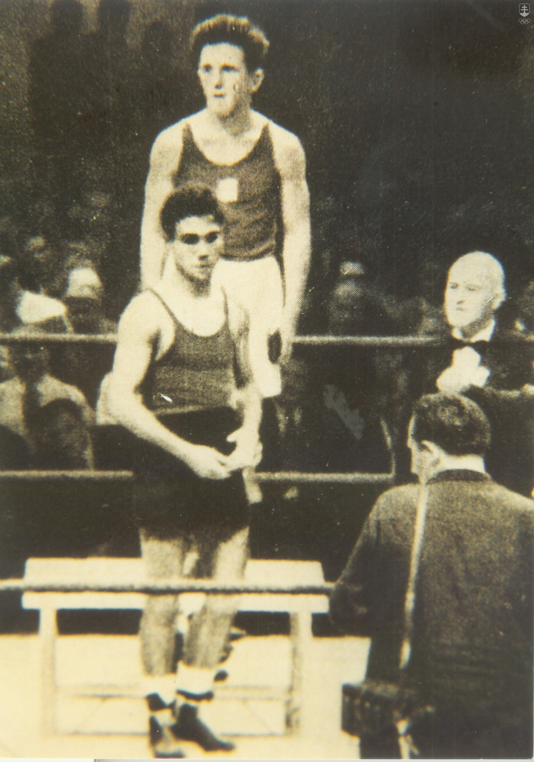 Na vzácnej fotografii, ktorú vyhotovil lekár výpravy ČSR Pavol Handzo, Ján Zachara na najvyššom olympijskom stupni víťazov.