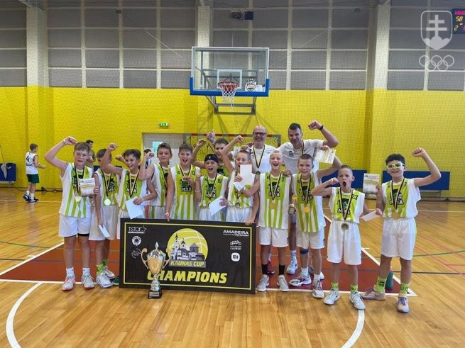 Basketbalisti MBA Prievidza s víťaznou trofejou.