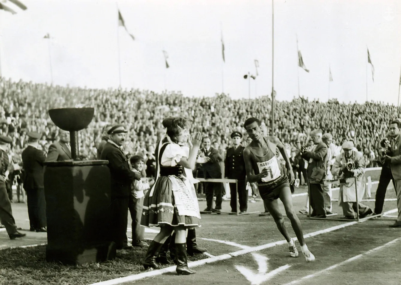 Abebe Bikila vbieha na štadión počas MMM 1961.