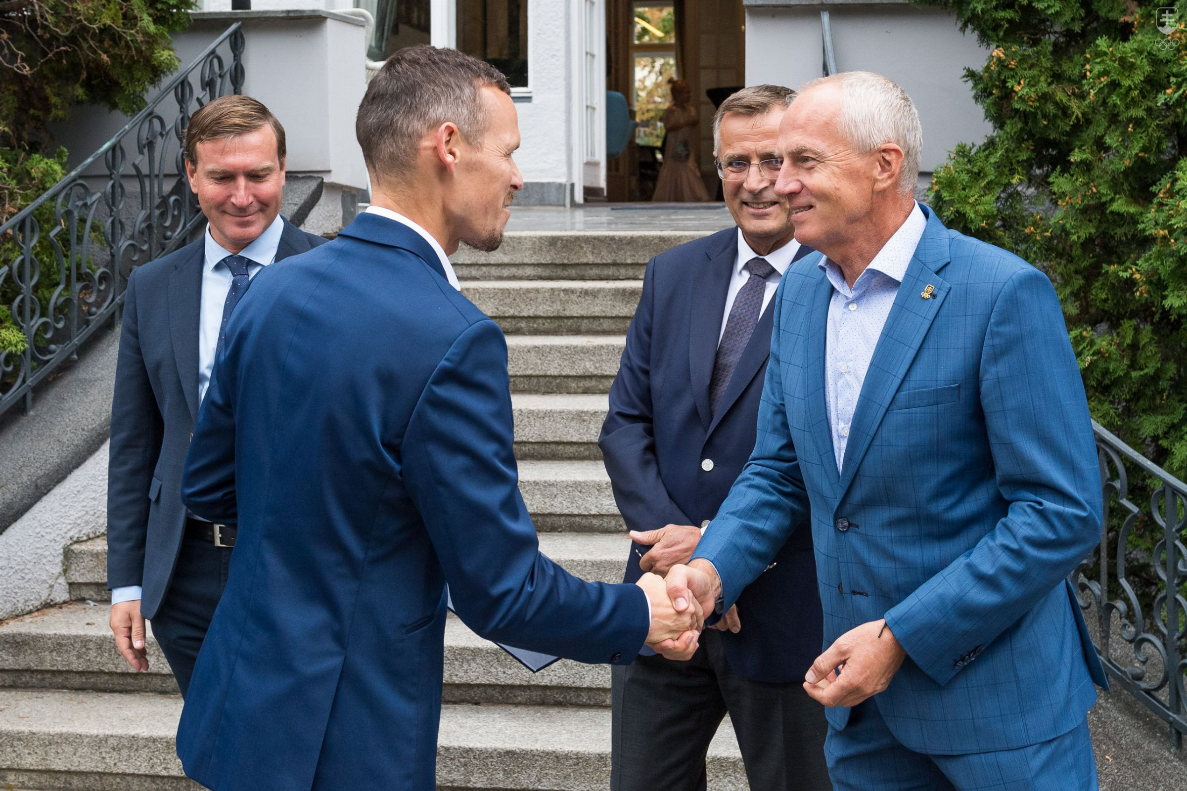 Generálny sekretár SOŠV Jozef Liba blahoželá k zisku diplomu po ukončení štúdia Športovej diplomacie Matejovi Tóthovi.
