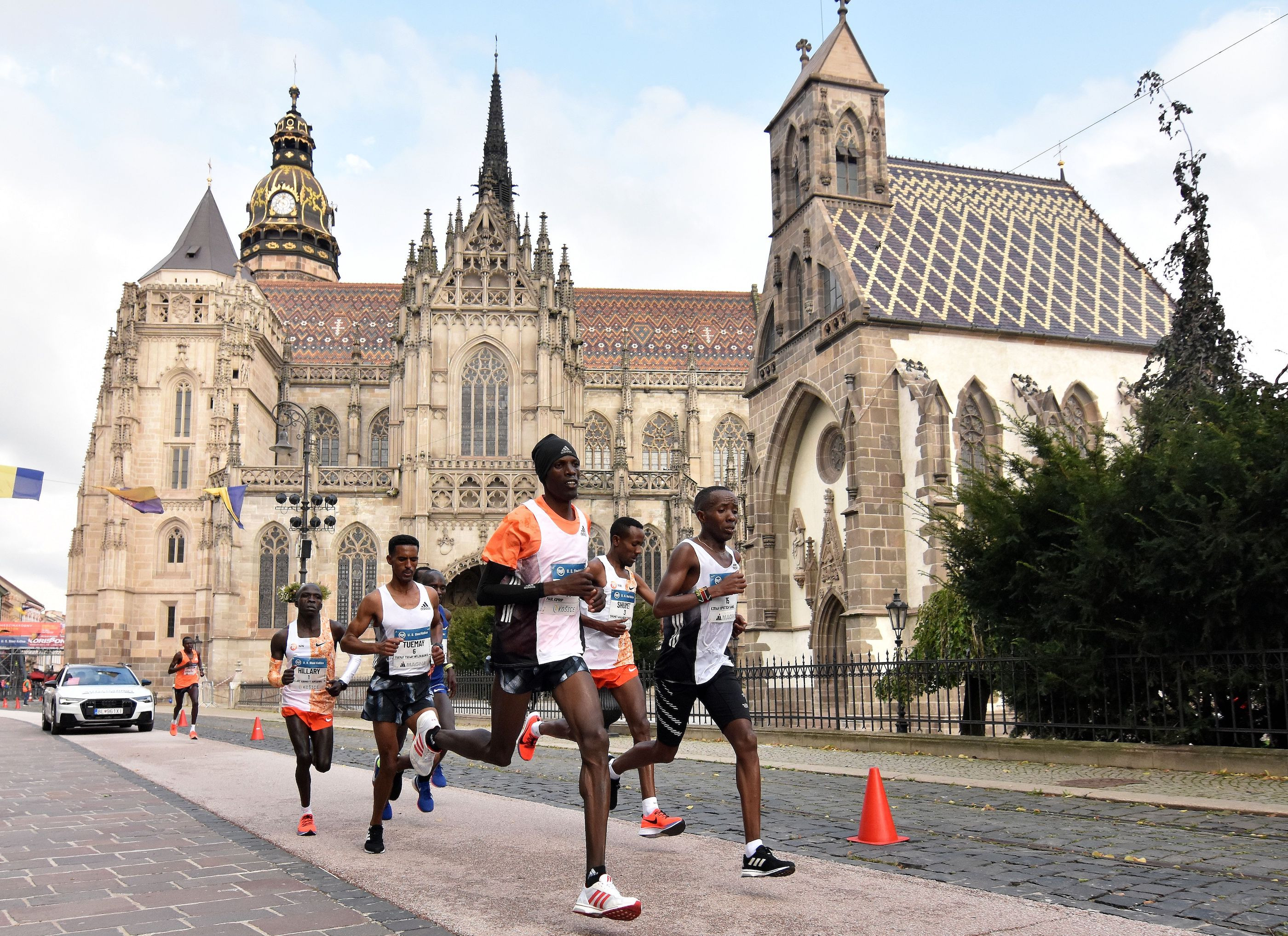Maratónci bežia aj okolo významných košických pamätihodnotí vrátane Dómu svätej Alžbety.
