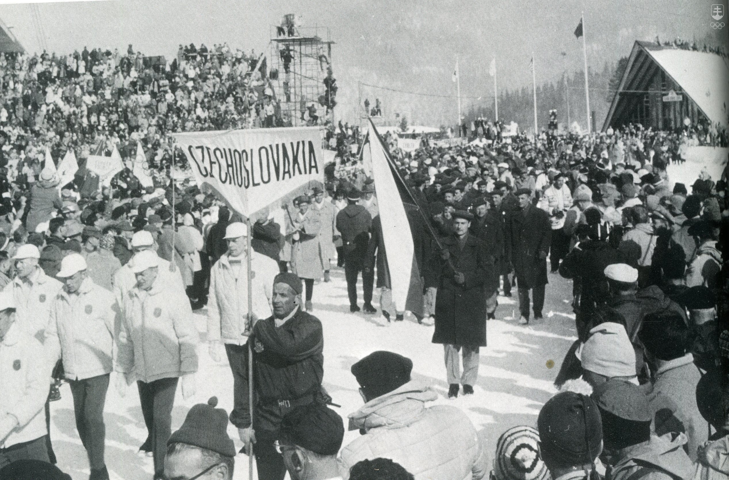 Ján Starší s československou vlajkou počas otváracieho ceremoniálu ZOH 1960.