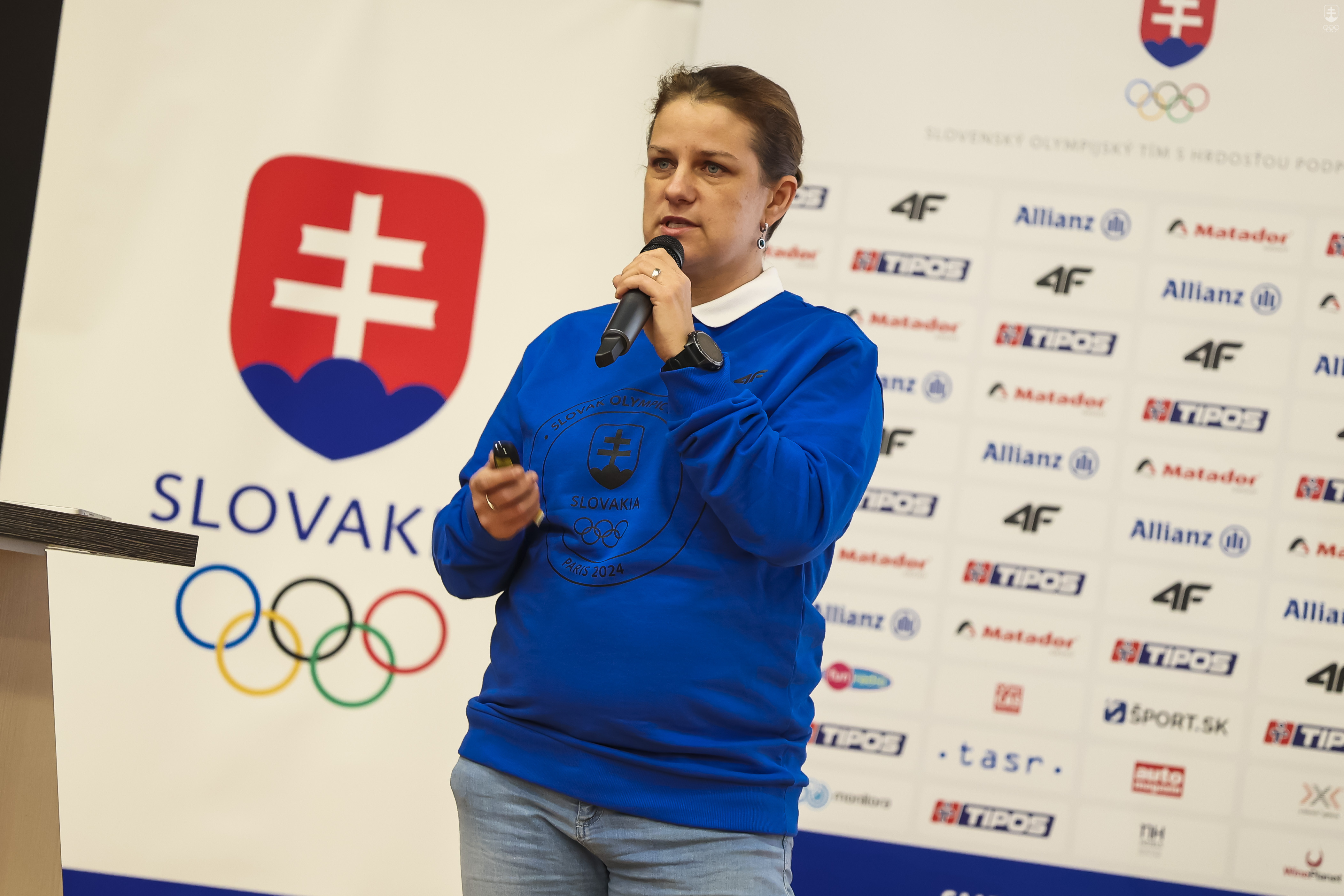 Zuzana Rehák Štefečeková prezentuje komisiu športovcov SOŠV počas stretnutia budúcich olympionikov v Šamoríne.