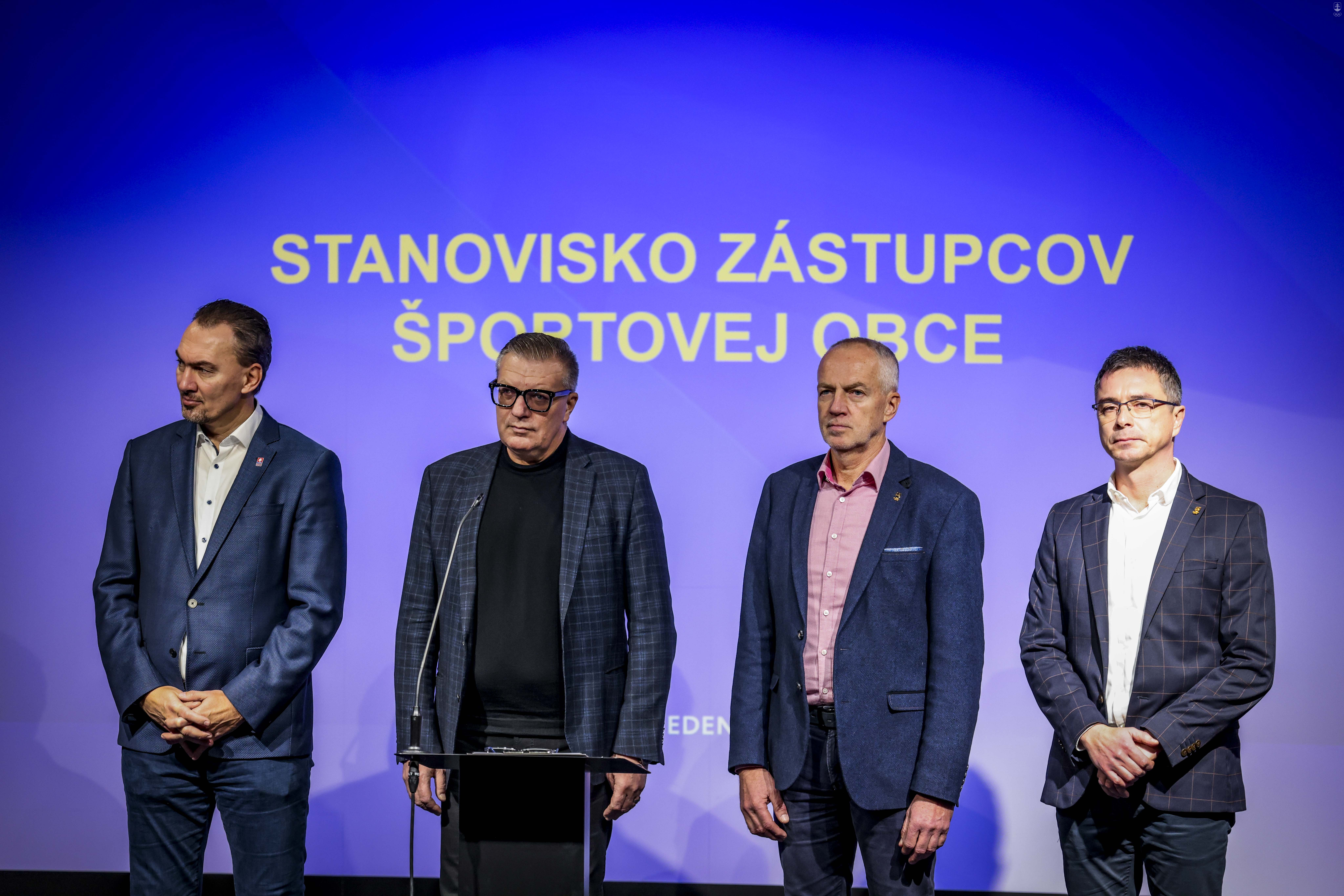 Zľava prezident SZĽH Miroslav Šatan, prezident SFZ Ján Kováčik, generálny sekretár SOŠV Jozef Liba a prezident SAZ Peter Korčok.
