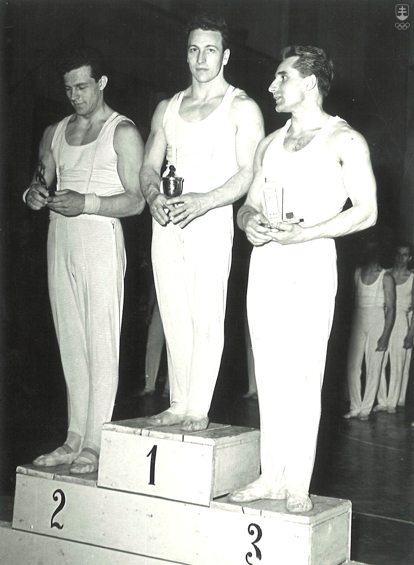 Ferdinand Daniš na najvyššom stupni - to bol veľmi častý obrázok na československých šampionátoch. V tomto prípade mu na stupni víťazov robili spoločnosť Klečka (vľavo) a Trmal.