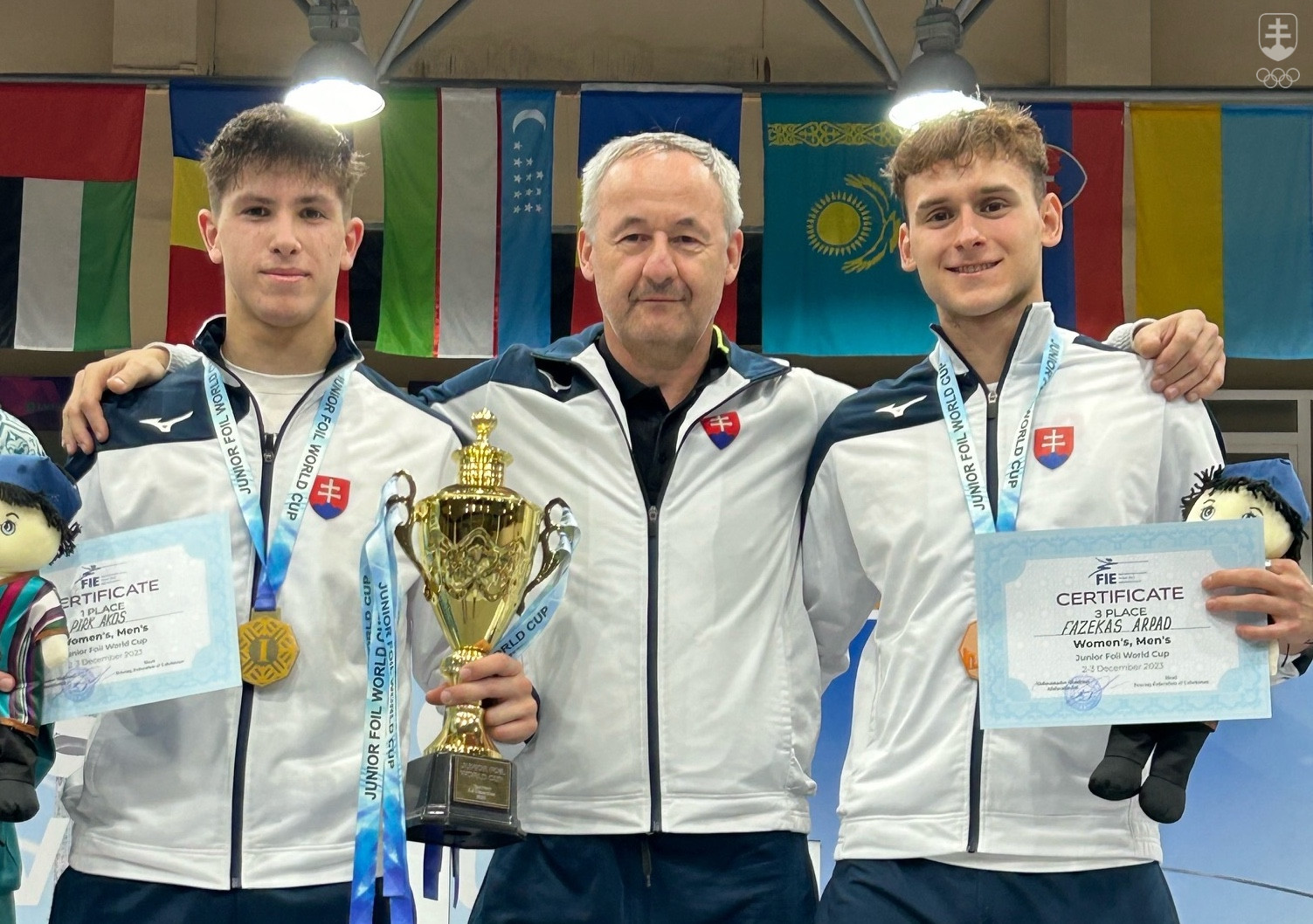 Ákos Pirk (vľavo) a Árpád Fazekas (vpravo) s trénerom Jozefom Nagyom po súťaži jednotlivcov v Taškente.