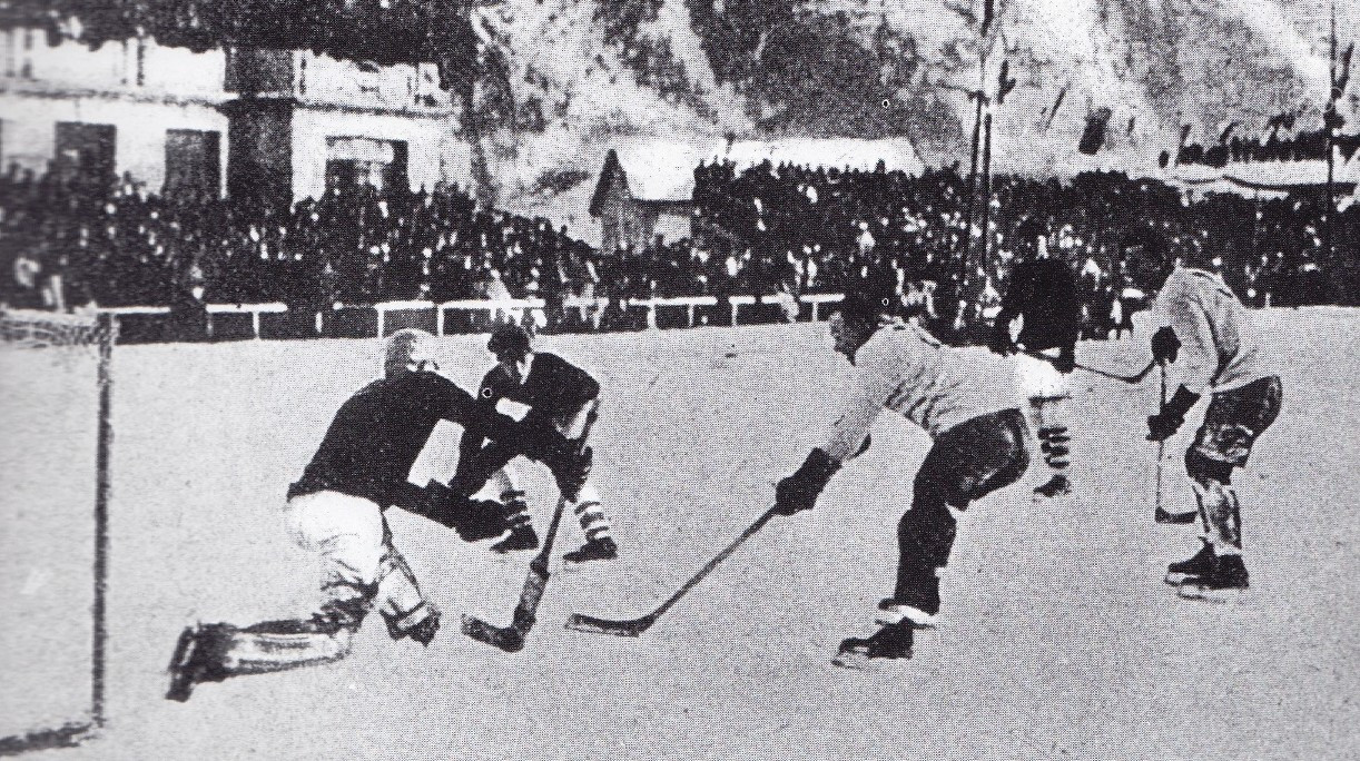 Momentka z hokejového zápasu o zlato medzi Kanadou a USA. Kanadskí hokejisti v Chamonix absolútne dominovali a napríklad tímu ČSR uštedrili najkrutejší debakel v histórii československého hokeja - 30:0!
