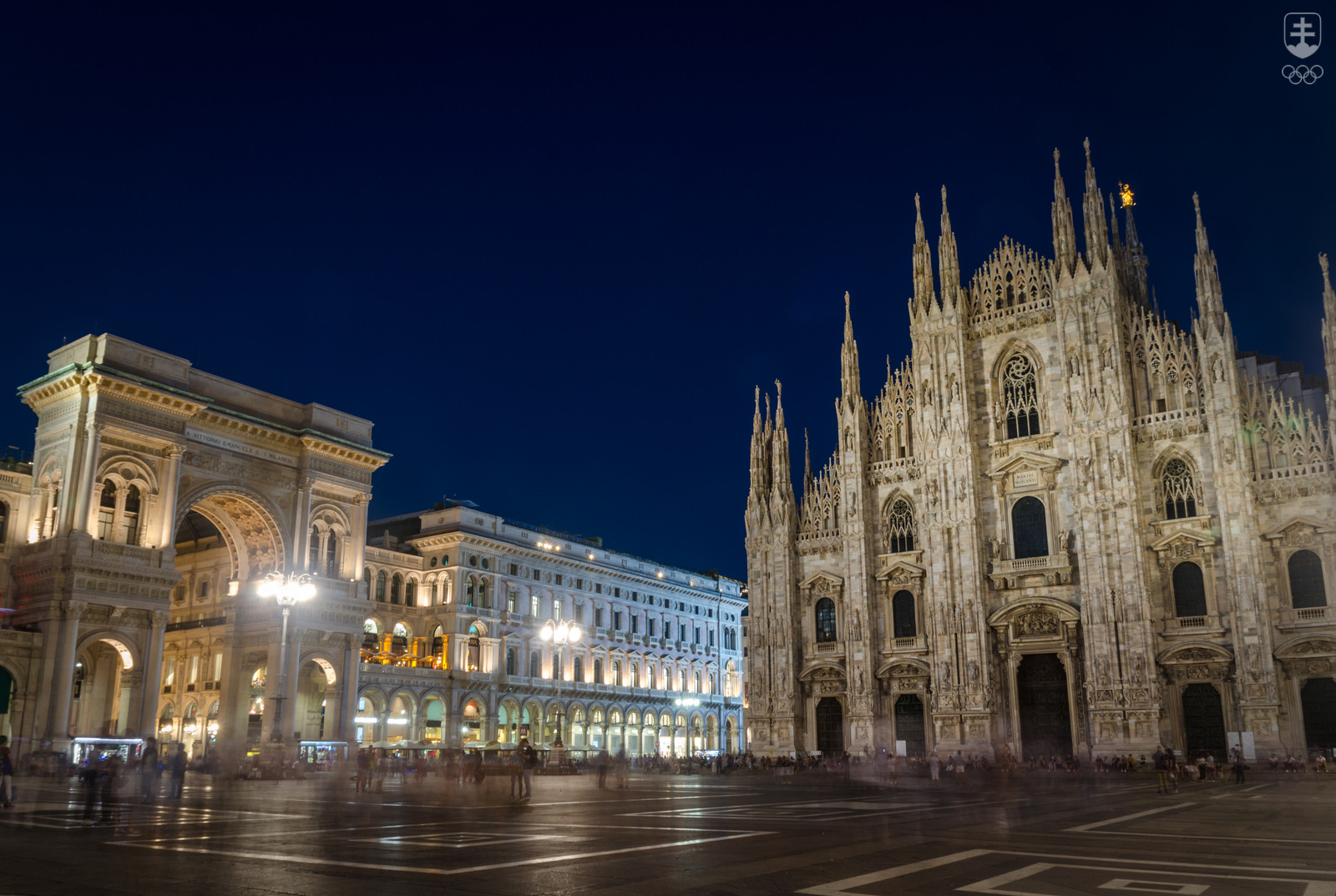 Milánske dominanty – dóm a vľavo známa obchodná galéria.