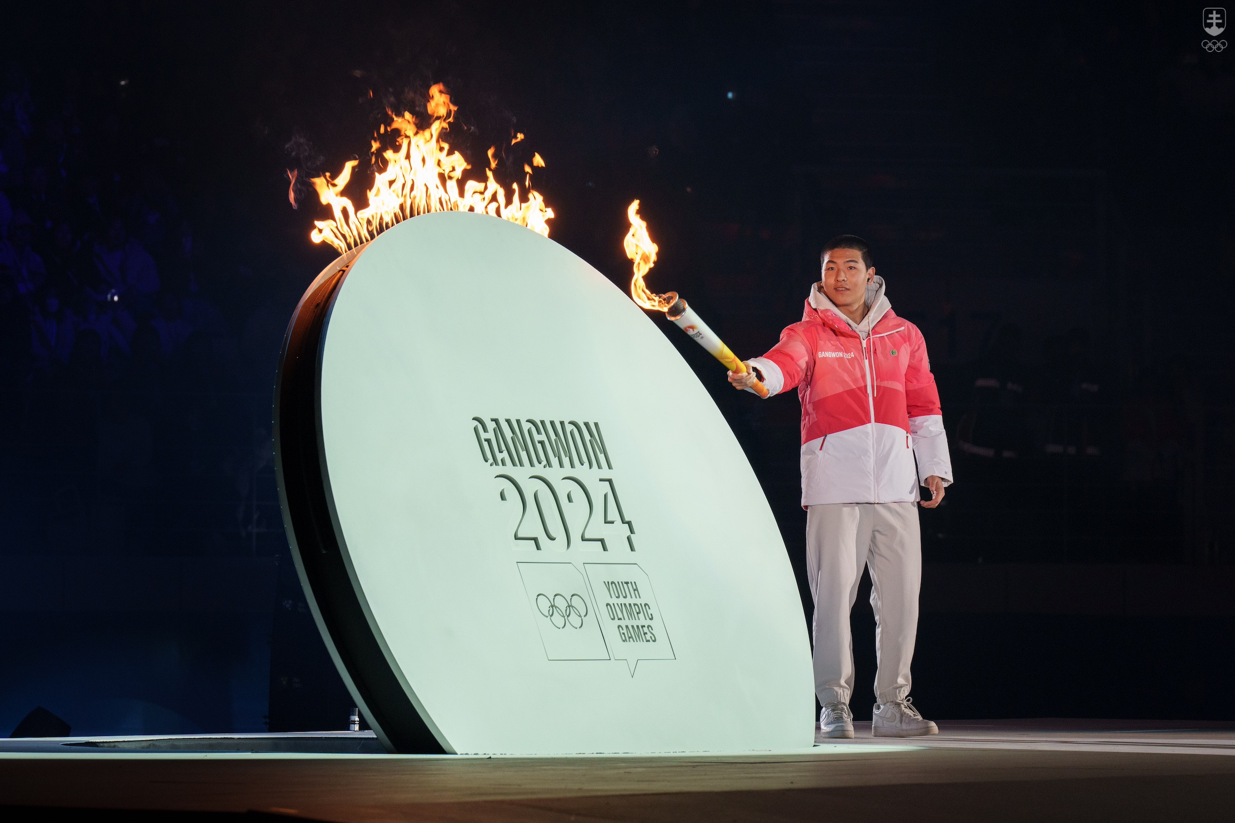 Krátko po 21.00 h miestneho času zapálil olympijský oheň akrobatický lyžiar Lee Jeong-min, ktorý bude súťažiť v Kangwone 2024 a reprezentuje budúce olympijské hviezdy.