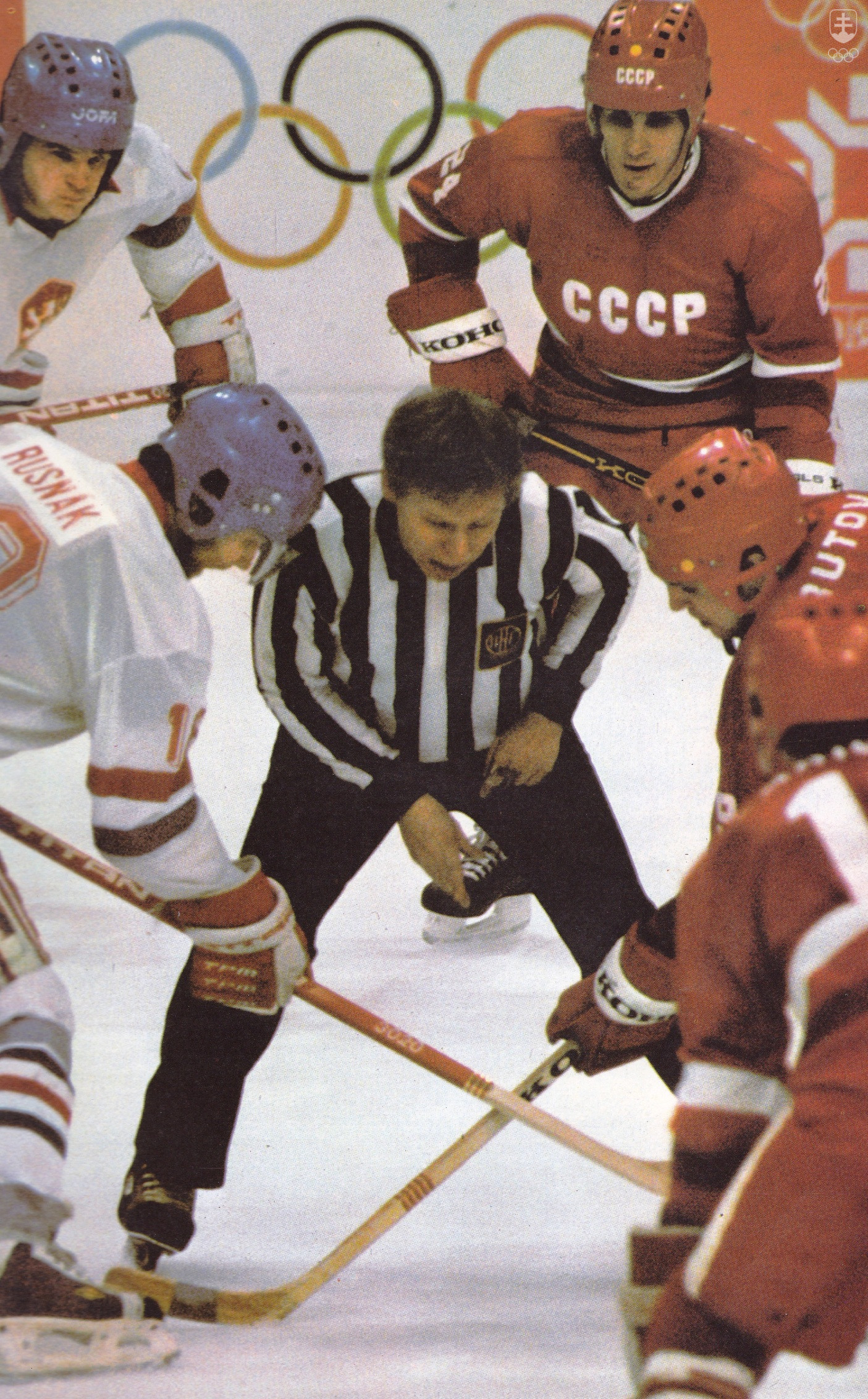 Momentka zo zápasu ČSSR - ZSSR o hokejové zlato na ZOH 1984 v Sarajeve. Na buly Dárius Rusnák proti Vladimirovi Krutovovi, vzadu Igor Liba a Sergej Makarov.