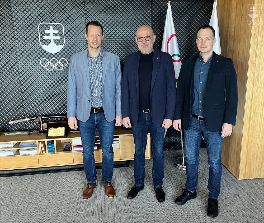 Na spoločnej fotografii zľava prezident Slovenskej squashovej federácie (SSF) Ivan Tomko, prezident SOŠV Anton Siekel a generálny sekretár SSF Dávid Kubíček.