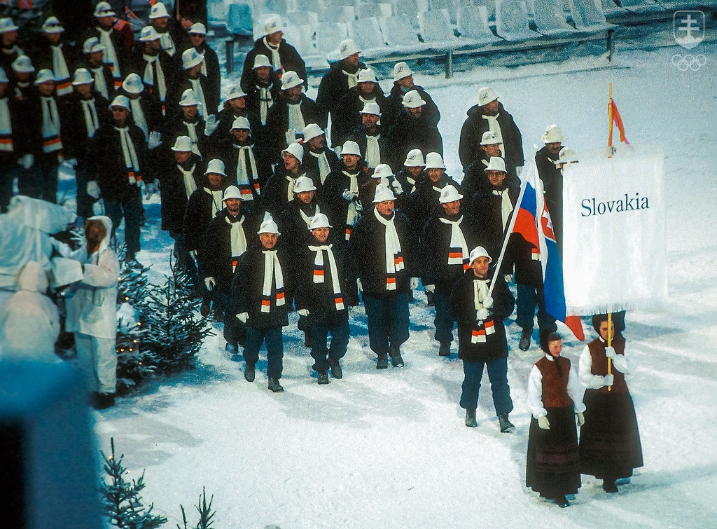 Nástup slovenskej výpravy s vlajkonosičom Petrom Šťastným na slávnostnom otvorení ZOH 1994.