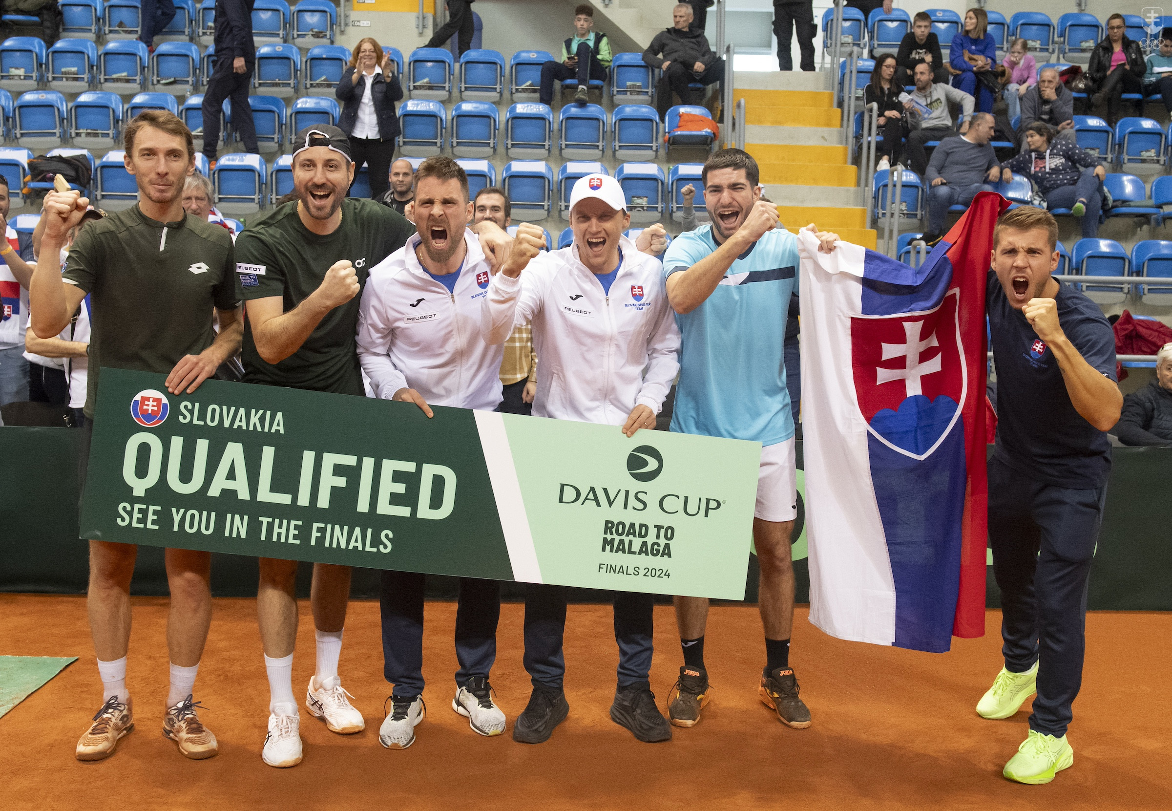 Zľava Lukáš Klein, Igor Zelenay, Norbert Gombos, Jozef Kovalík, Lukáš Pokorný a Alex Molčan sa radujú z postupu na finálový turnaj Davisovho pohára po výhre nad domácim Srbskom.