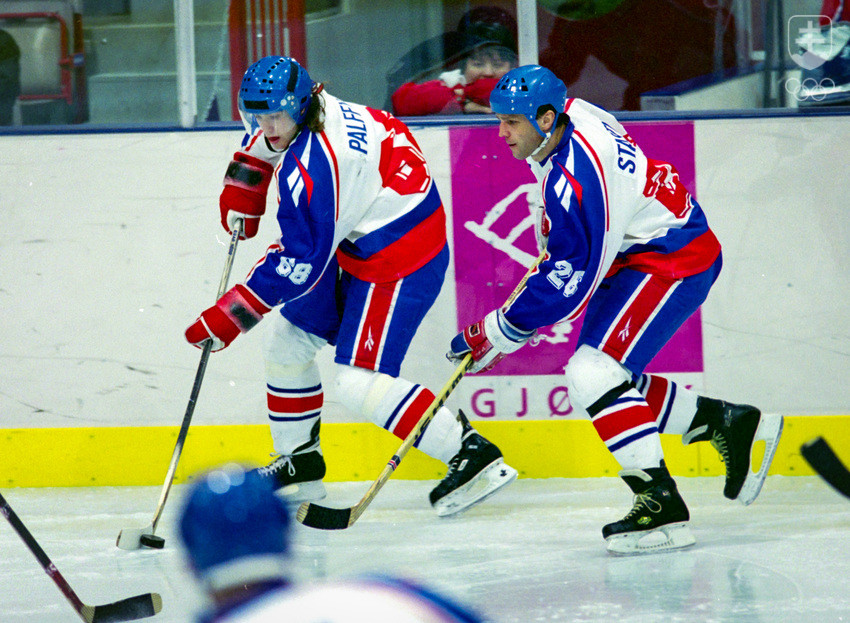 Dve slovenské superhviezdy svetového hokeja v akcii - mladý Žigmund Pálffy sa stal najproduktívnejším hráčom celého olympijského turnaja a veterán Peter Šťastný, ktorý s kapitánskym "céčkom" nazbieral len o bod menej, zase jeho najviac sledovaným účastníkom.