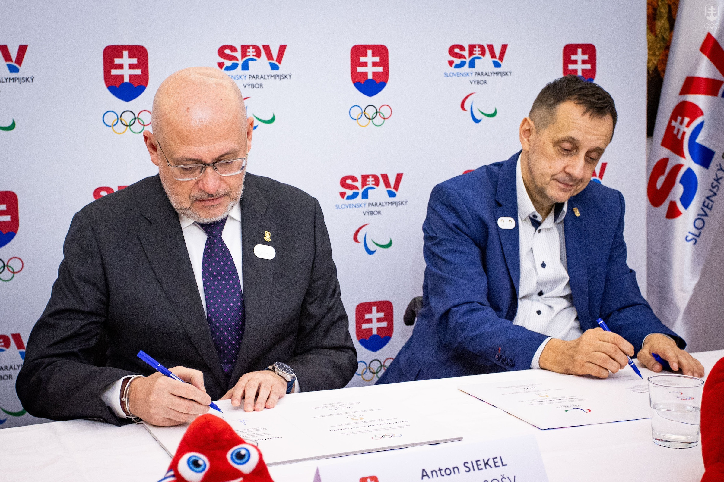 Prezident SOŠV Anton Siekel (vľavo) a predseda SPV Ján Riapoš podpisujú prihlášky na olympijské a paralympijské hry do Paríža