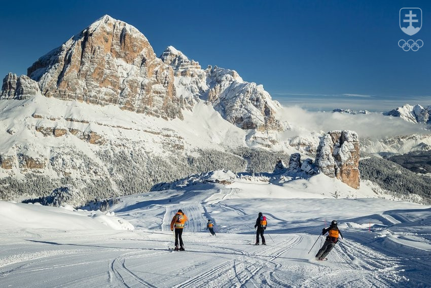 Krásna scenéria lyžiarskych tratí pod Dolomitmi v okoli Cortiny d´Ampezzo.