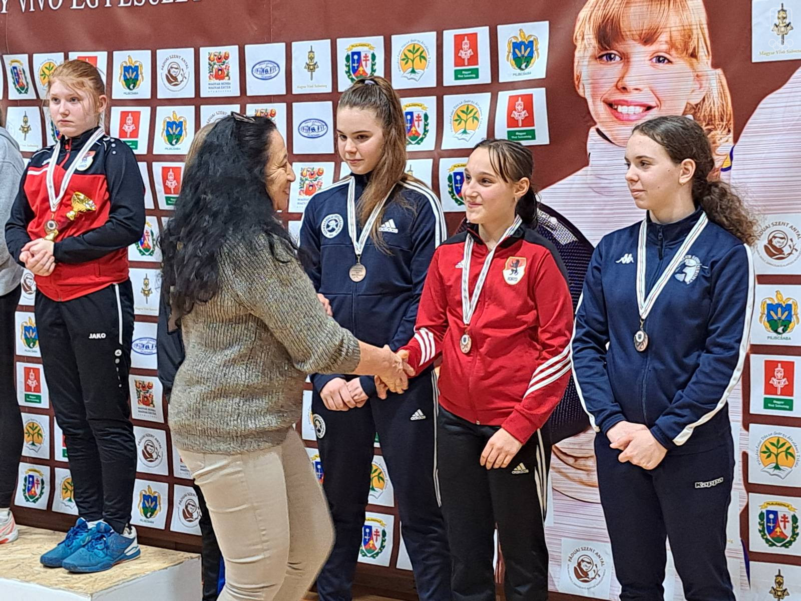 Momentka z dekorovania medailistiek v jednej z kategórií. Blahoželala im aj Katarína Ráczová.