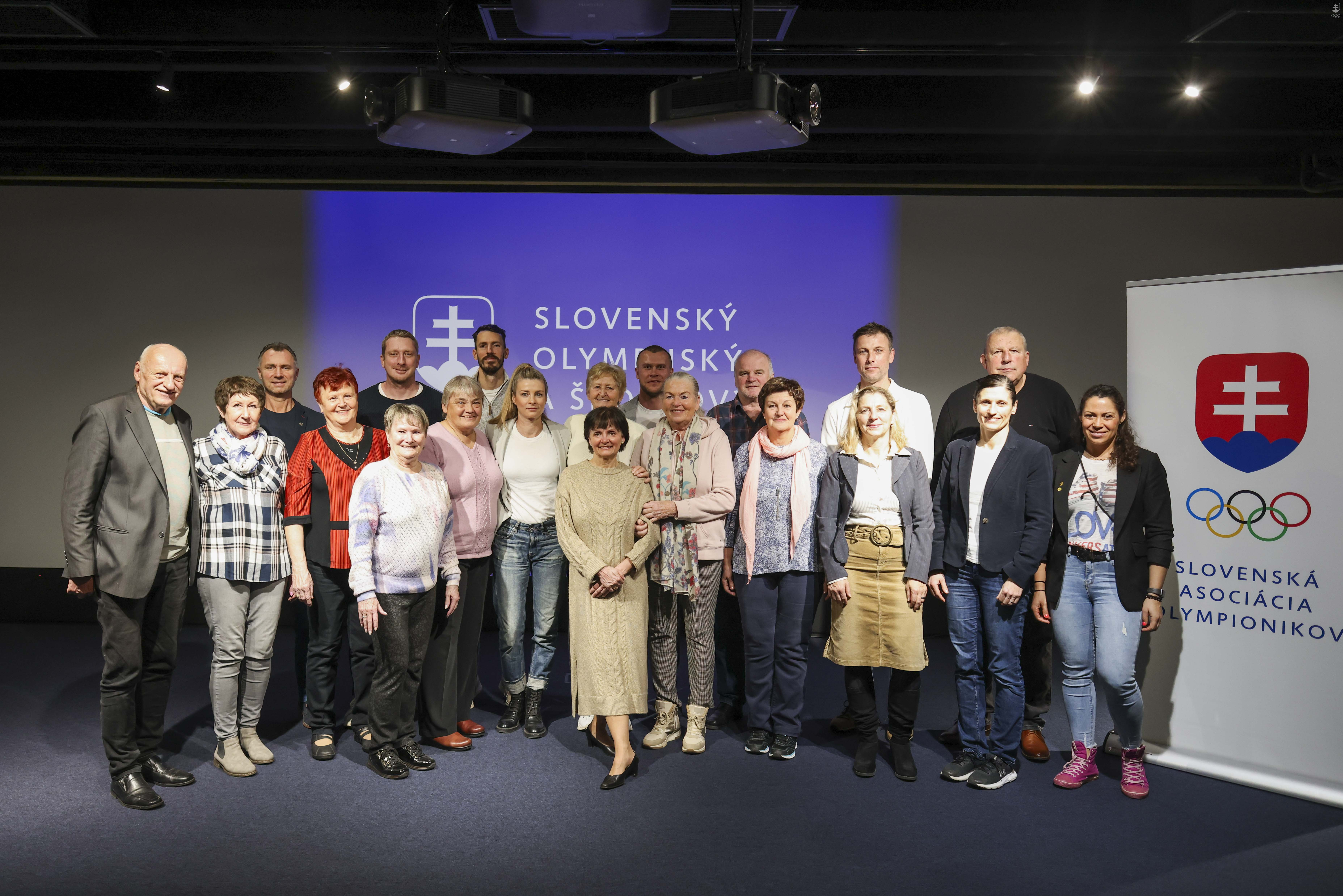 Spoločná fotografia dvadsiatky slovenských olympionikov, ktorí sa 1. marca zišli na prehliadke SOŠM.