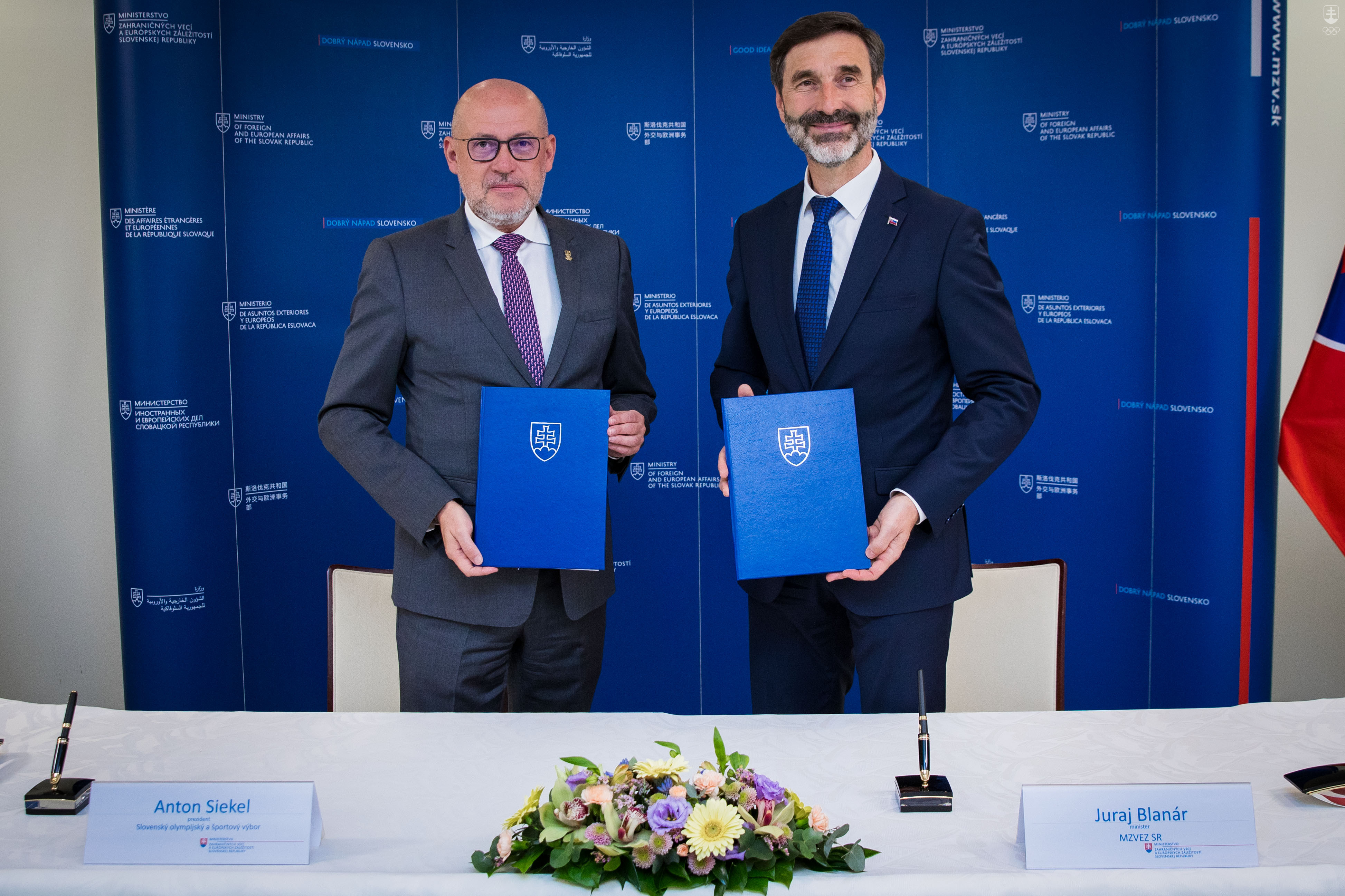 Vykonávací protokol k Memorandu o spolupráci podpísali prezident SOŠV Anton Siekel (vľavo) a minister zahraničných vecí Juraj Blanár. 