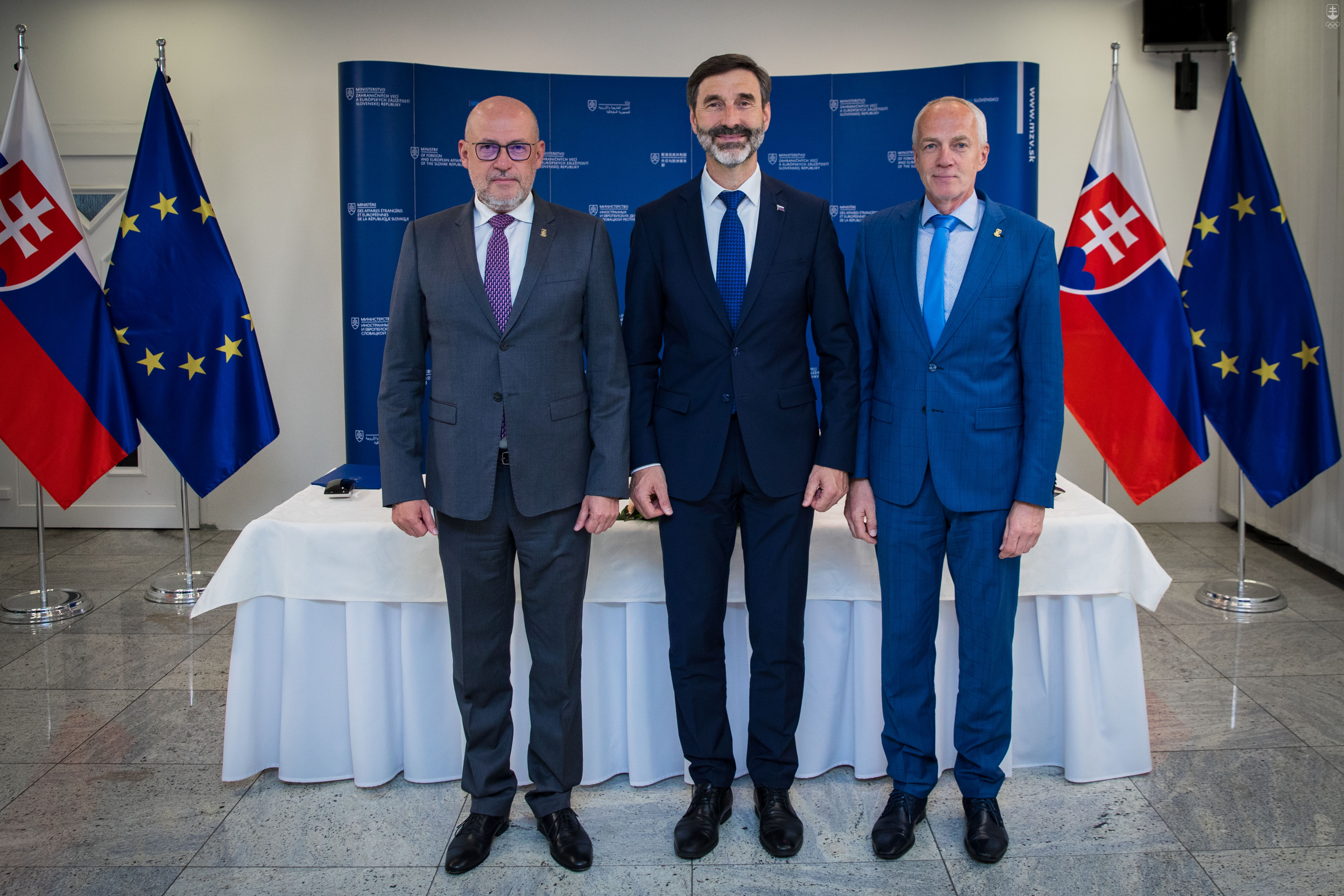Prezident SOŠV Anton Siekel, minister zahraničných vecí Juraj Blanár a generálny sekretár SOŠV Jozef Liba po podpise vykonávacieho protokolu k memorandu o spolupráci.