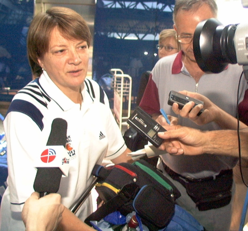 Natália Hejková po návrate z predolympijského turnaja v Sydney. Ako trénerka priviedla náš tím na OH 2000 a viedla ho aj na predolympijskom turnaji, ale krátko pred hrami sa funkcie na protest proti odvolaniu manažéra Jozefa Smoleka vzdala.