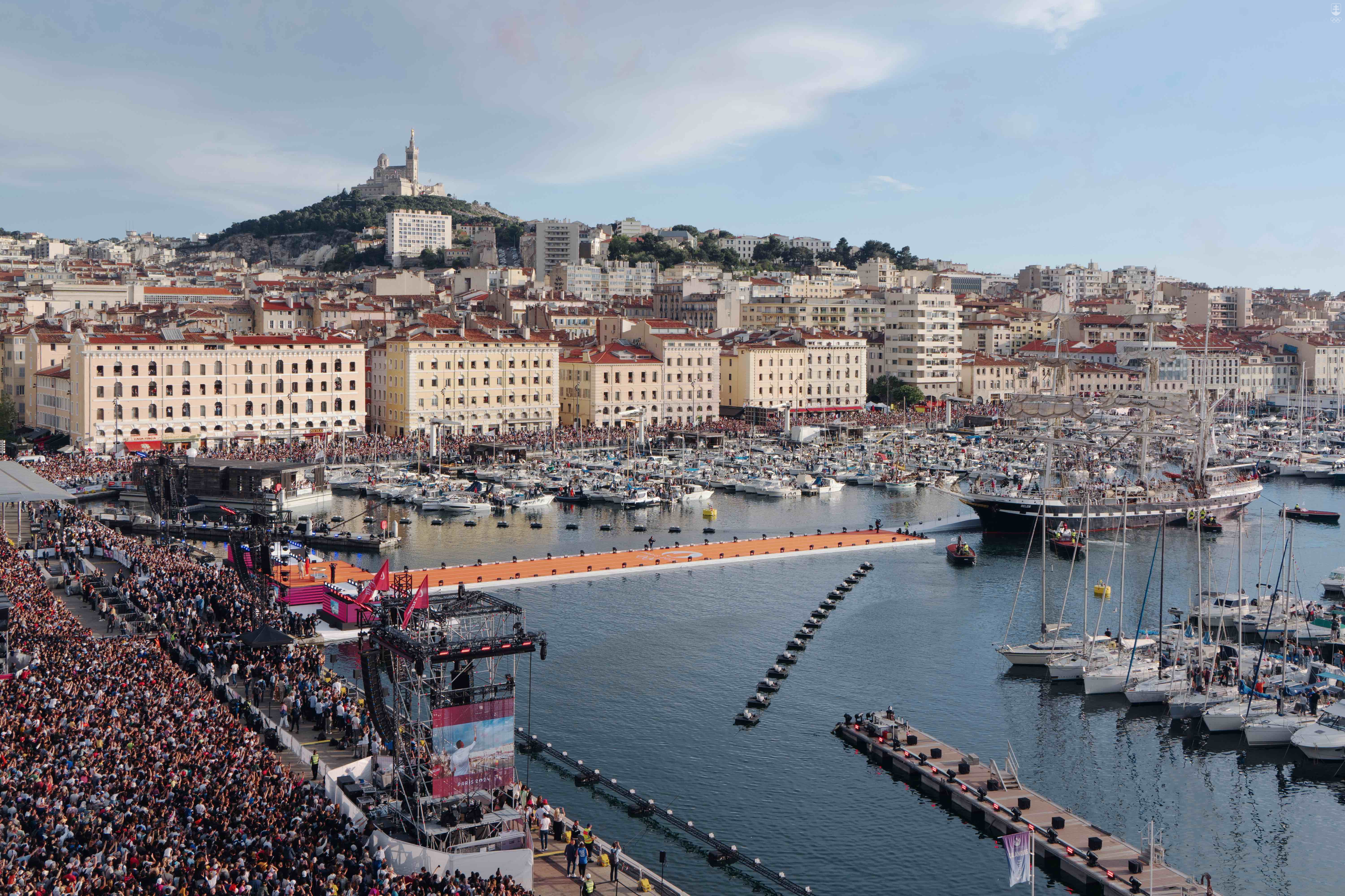Atmosféra v prístave v Marseille počas príchodu olymijského ohňa bola elektrizujúca. 