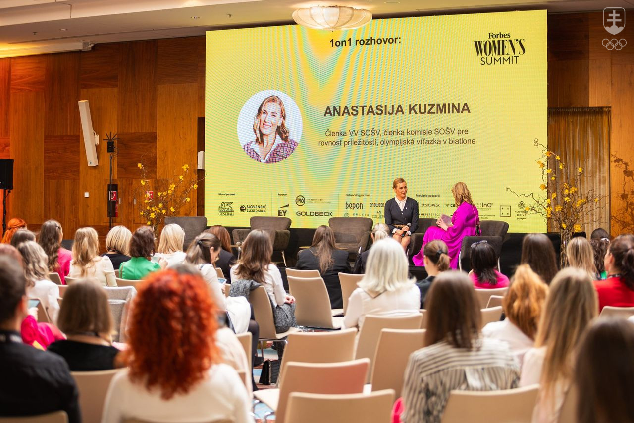 Anastasia Kuzminová počas rozhovoru na Women's Summite 